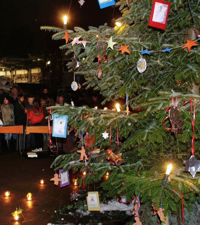 Kindergartenkinder schmckten den Baum...ule und Helen-Keller-Schule-Maulburg.   | Foto: Maja Tolsdorf