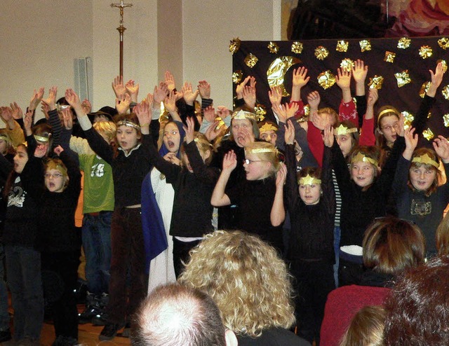 Die Grundschule Hllstein beim Weihnac...der Hllsteiner katholischen  Kirche.   | Foto: Georg Diehl