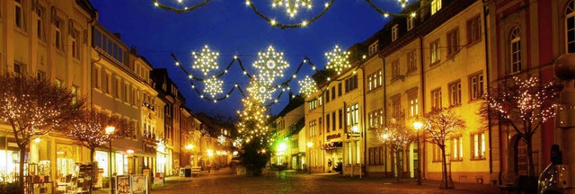 Warten auf&#8217;s Christkind: Waldkirch im weihnachtlichen Lichterglanz   | Foto: Frank Berno Timm