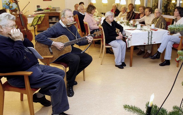 Das gemeinsame Singen von Weihnachtsli...ei den lteren Menschen sehr beliebt.   | Foto: peter heck