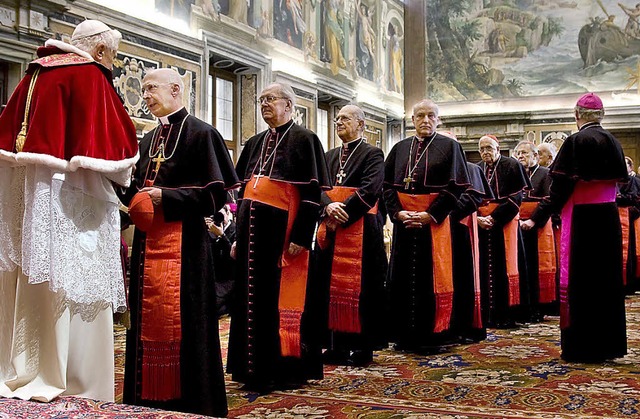 Papst Benedikt XVI. empfngt Kardinle vor Weihnachten  | Foto: dpa