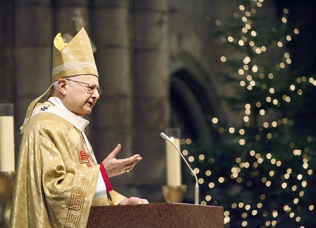 Erzbischof Robert Zollitsch bei der Weihnachtspredigt im Freiburger Mnster.  | Foto: dpa