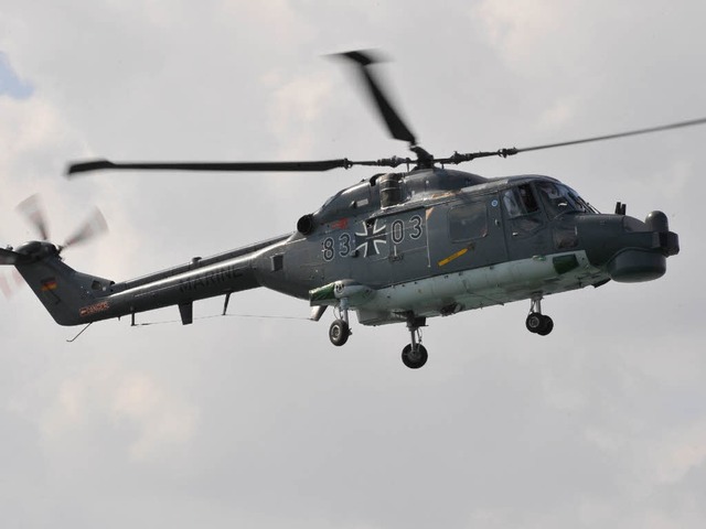 Ein Hubschrauber vom Typ MK 88A Sea Lynx vertreibt die Piraten.  | Foto: dpa