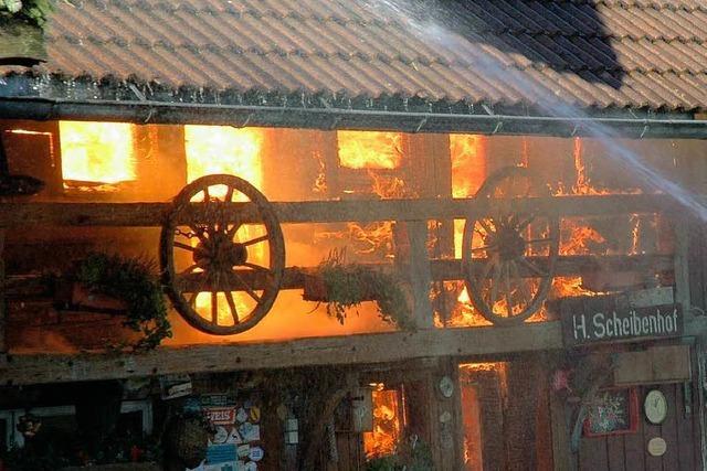 Historischer Bauernhof wird ein Raub der Flammen