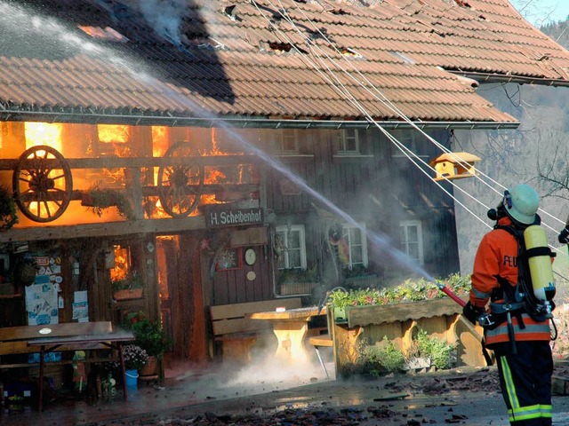 Hell erleutet vom Feuer war der Scheib...rhin: Menschen kamen nicht zu Schaden.  | Foto: Horst Dauenhauer