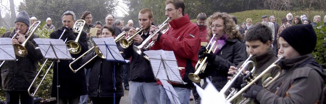 Weihnachtliche Weisen stimmt der Chor ...trotz des kalten Wetters immer grer.  | Foto: Sylvia-Karina Jahn