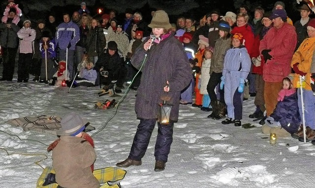 Aufmerksam verfolgten die Besucher das...Christi Geburt bei der Waldweihnacht.   | Foto: Ute Aschendorf