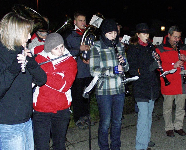 Weihnachtliche Klnge als Einstimmung ... Feuerwehrmusik Haagen an Heiligabend   | Foto: Paul Schleer