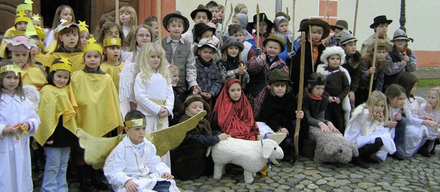 Um Maria (in Rot) und die Krippe schar...rten mit ihren Tieren in groer Zahl.   | Foto: Freyer