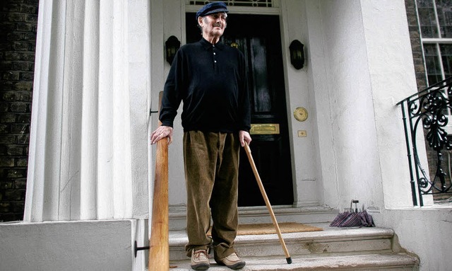 Schon von der Krankheit gezeichnet: Ha... Nobelpreises vor seinem Londoner Haus  | Foto: AFP