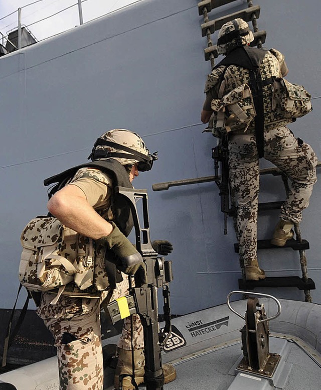 Soldaten ben das Absichern eines Schi... Die Marine verjagte erstmals Piraten.  | Foto: ddp