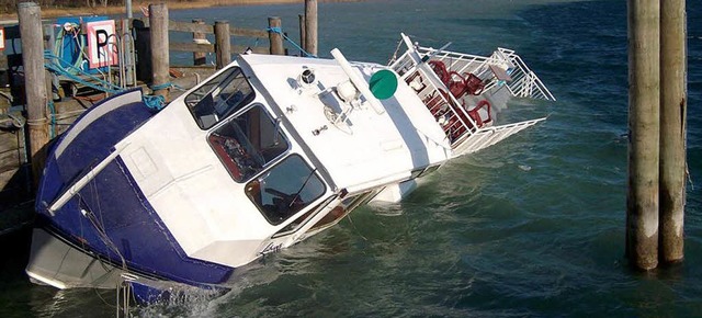 In Gaienhofen am Bodensee hat der Stur... Fahrgastschiff zum Kentern gebracht.   | Foto: dpa