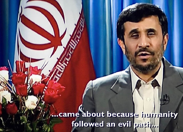 Vielen Dank fr die Blumen: In England...Mahmud Ahmadinedschad wenig erfreut.    | Foto: AFP