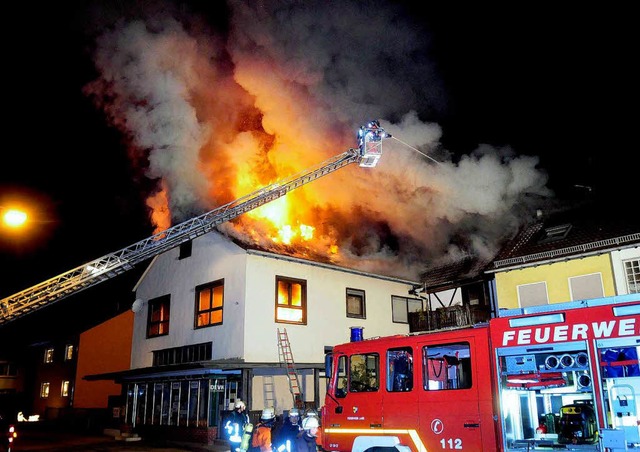 Nicht mehr viel zu retten gab es am Sa...Wohn- und Geschftshaus in Dinglingen.  | Foto: Wolfgang Knstle