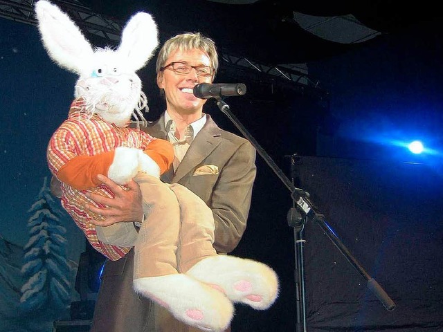 Moderator Hansy Vogt mit seinem vorlauten Hasen   | Foto: Ingeborg Grziwa