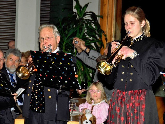 Mit einer festlichen kleinen Weihnacht...le  auf ein groartiges Konzert ein.    | Foto: Stefan Pichler