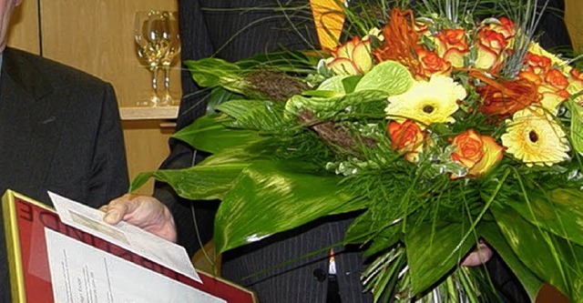 Blumen und in manchen Fllen auch eine...rsjubilare  beim Besuch von OB Dietz.   | Foto: bz