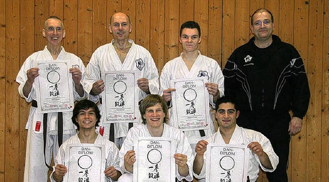 Sechs neue Dantrger beim Karate Dojo ... Tim  Zoller und  Vinzenzi  Landolina   | Foto: Verein