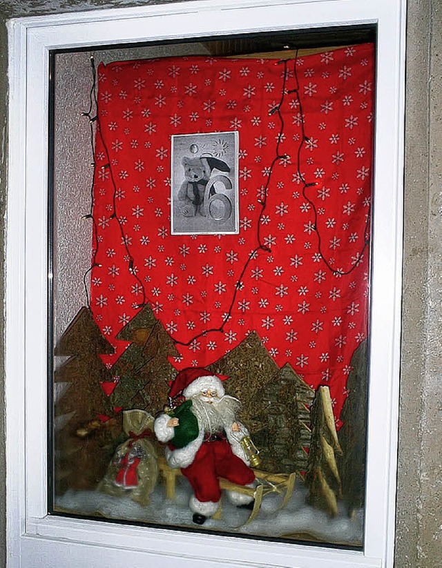 Mit Nikolaus und Teddybr: Adventsfenster in Wiechs   | Foto: Ritter