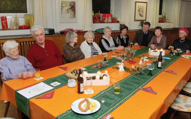 Wienerle mit Kartoffelsalat, singen un... feierten Alleinstehende Weihnachten.   | Foto: Christian Ringwald