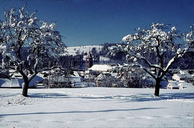 Ruhig liegt es da, das verschneite Elz...n jedoch alles andere als besinnlich.   | Foto: Josef Weber