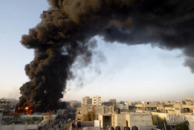 Ein brennendes Gebude in Rafah.  | Foto: dpa