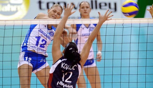 Augen zu und durch: Mit krachenden Ang...nationalen Volleyballturnier in Basel.  | Foto: Meinrad Schn