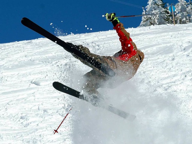 Autsch! Die Bergwacht rettet verletzte Skifahrer.  | Foto: photocase.de/lube