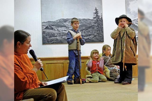 Kinder spielen Geschichte nach