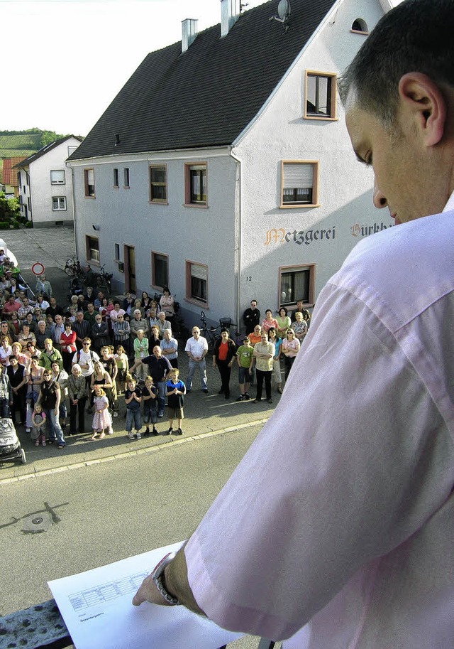 Brgermeister Jrgen Scheiding gibt da...nft der Sasbacher Grundschule bekannt.  | Foto: Michael Haberer