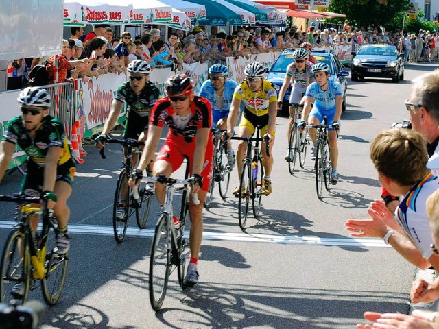 Viele  Zuschauer sumten die Straen  ...e der beliebten Radsportveranstaltung.  | Foto: Benjamin Bohn