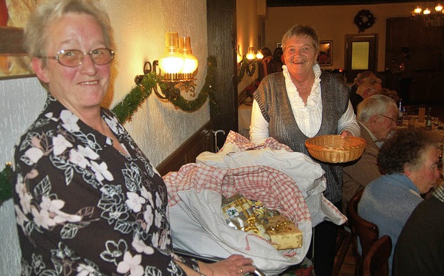 Helga Sieglin (links), die Zweite Vors...in den gut gefllten Grabbelsack ein.   | Foto: Manfred Wagner