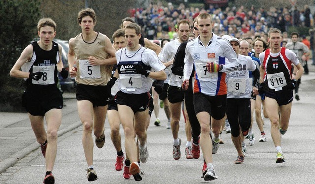 Dicht gedrngt wird es an Silvester in...nd Markus Jenne (USC Freiburg/Nr. 4).   | Foto: Murst