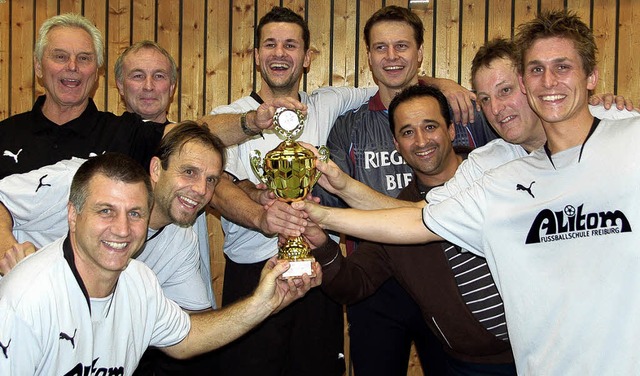 Mit Pokal hatte die siegreiche Trainer...Hallenturnier allen Grund zum Jubeln.   | Foto: Sebastian Ehret