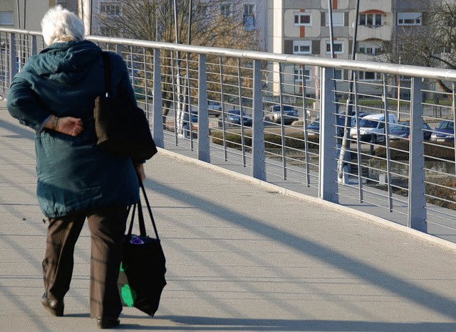 Zu Fu zum Einkauf, das Auto bleibt am Rheinufer stehen.   | Foto: Lauber