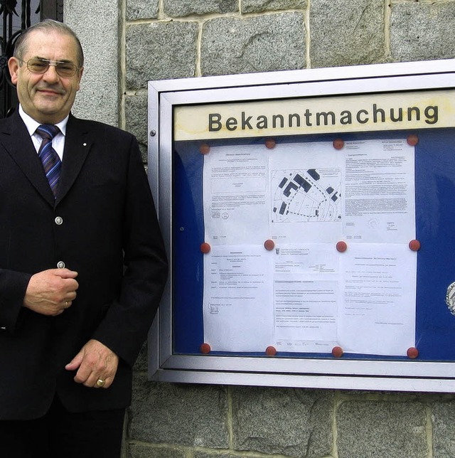 Dieter Schwald vor dem Malsburger Rathaus.   | Foto: Markus Maier