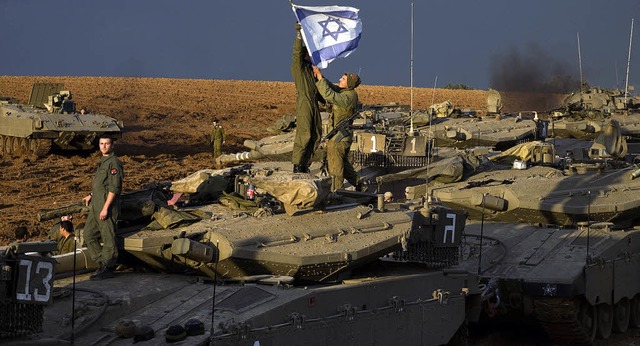 Israelische Soldaten hissen am Montag ... der Nordgrenze zu Gaza ihre  Flagge.   | Foto: AFP