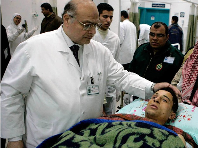 Ein gyptischer Arzt behandelt einen verletzten Palstinenser.  | Foto: dpa