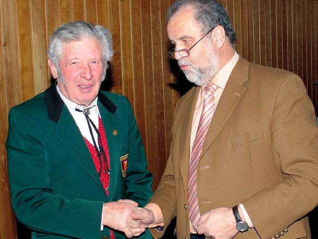 Fr 60 Jahre Mitgliedschaft ist Heinz ...s) von Wolfgang Kessler geehrt worden.  | Foto: sk