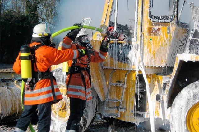 Radlader geht pltzlich in Flammen auf