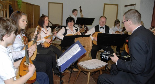 Zupfmusik konzertant bot das  Orchester des Mandolinen- und Gitarrenvereins.   | Foto: Roland vitt