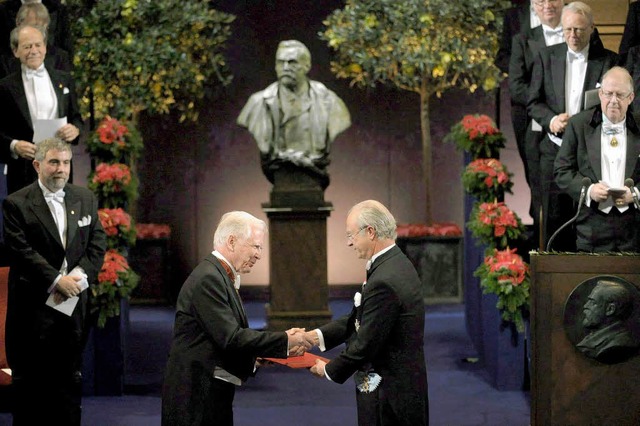 Knig Carl Gustav von Schweden berrei...ld zur Hausen die Nobelpreismedaille.   | Foto: dpa