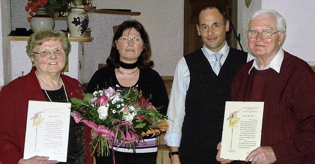 Brunhilde Grndler und der Dirigent Cl...olf (links) fr  65 Jahre Singen aus.   | Foto: privat