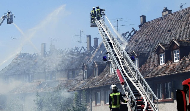 Ein verheerender Brand zerstrte im Ju...letzte Hoffnung auf eine Sanierung.     | Foto: Feuerwehr