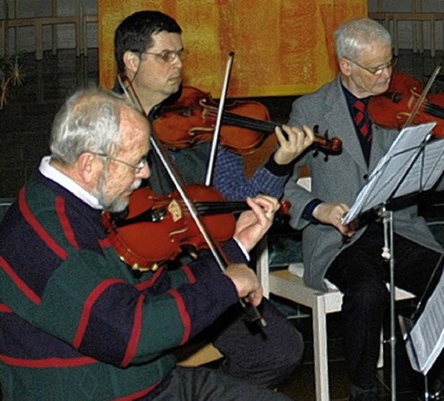 Helmut Bauckner (vorn) mit Musikern in Inzlingen   | Foto: Vollmar