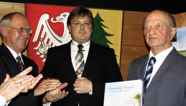 Viel Arbeit steckt in der Chronik der ... Paul Eisenbeis (rechts) verfasst hat.  | Foto: Rolf Albiez