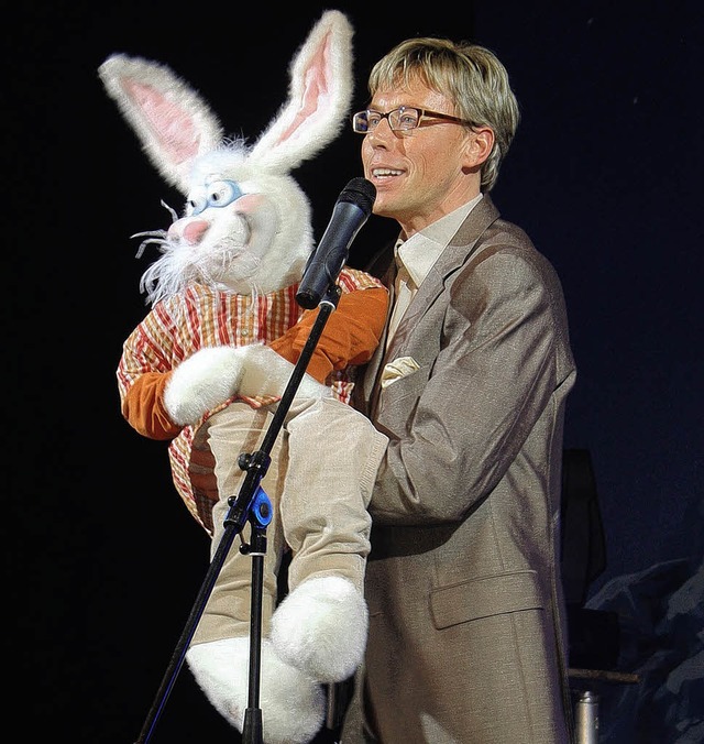 Moderator Hansy Vogt bekam bei der Ber... vorlauten Hasen &#8222;Felix&#8220;.   | Foto: Christa Rinklin