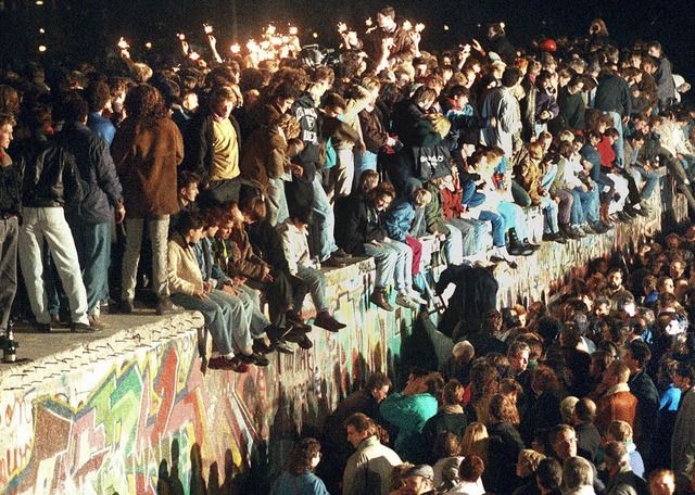 Vor 20 Jahren feierten die Deutschen d...dazu viele Festveranstaltungen geben.   | Foto: dpa