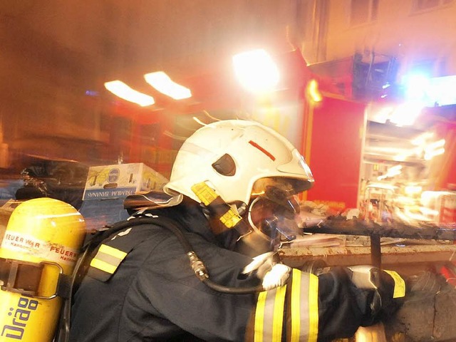 Fr die Feuerwehrleute in vielen Stdt...ins neue Jahr mit Einstzen verbunden.  | Foto: ddp