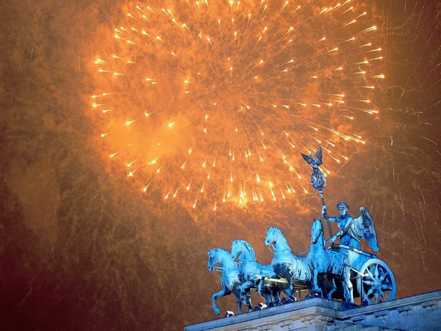 Feuerwerk ber dem Brandenburger Tor.  | Foto: ddp